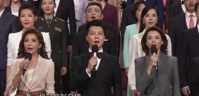  董卿|108位主持人“世纪同框”，董卿站C位，华少太业余，梁田比汪涵稳