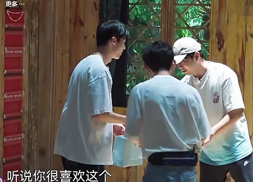  参加|许光汉参加向往，有谁注意他给彭昱畅带的礼物，何老师见到都吓懵