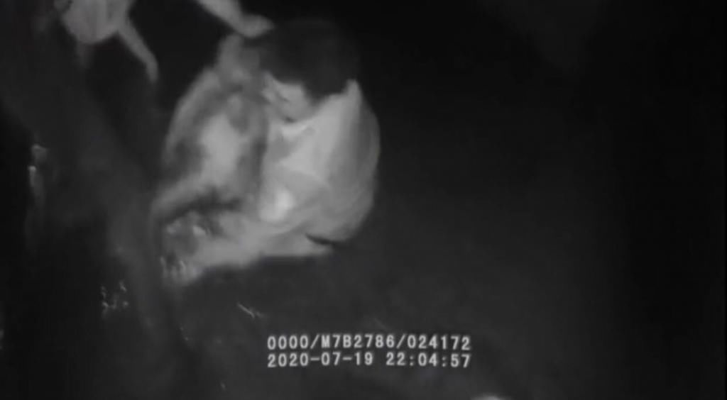  跳河|男子欲跳河轻生 民警迅速施救