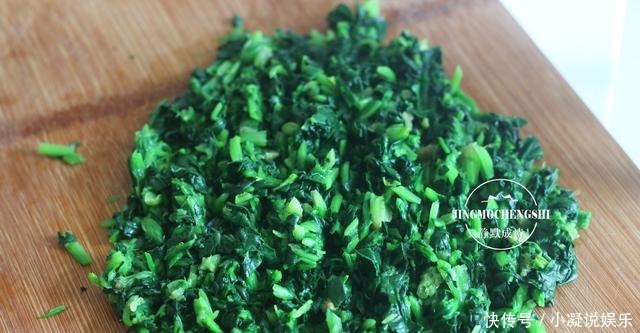 吃法|我家最爱的菠菜吃法,不炒也不拌,又香又软,一次一斤不够吃