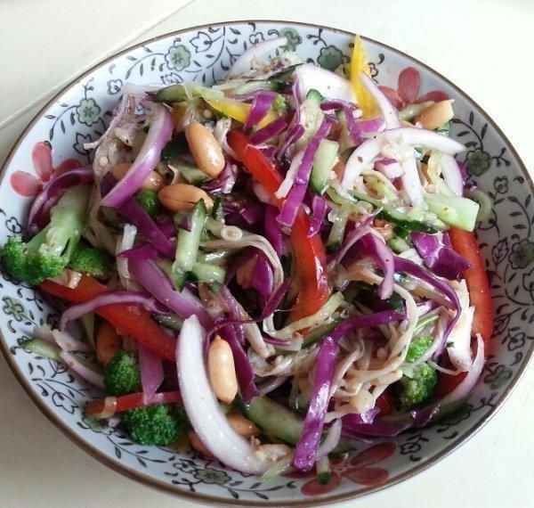  菠萝|缤纷拌菜，芹菜炒肉，菠萝银耳羹，冬瓜素丸汤的做法