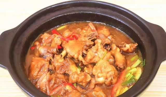  饭店|炖鸡时，有人焯水、有人直接炖？教你饭店的1招，鸡肉更香更有味