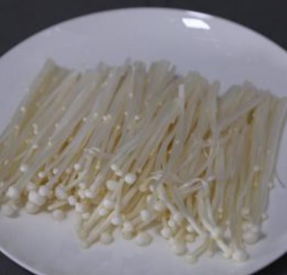 豆腐汤|美味可口，酸咸开胃的金针菇豆腐汤你也来做做尝尝吧！