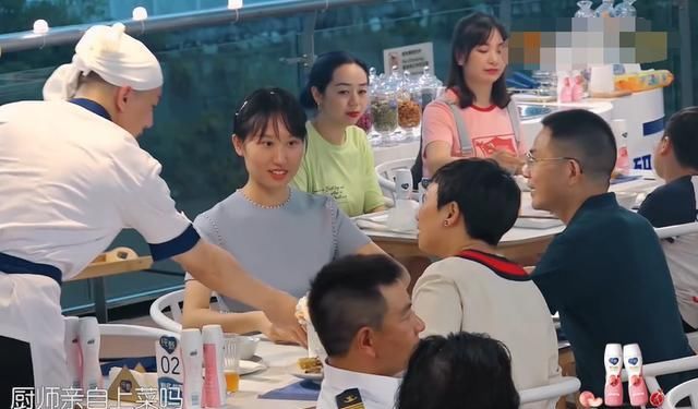  一条龙|《中餐厅》最会撩的MC上线，做菜菜跑堂一条龙，土味情话直冒泡