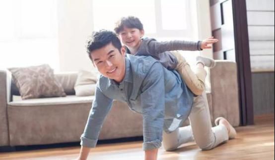 无动于衷|男孩玩耍被“卡”住，爸爸在一旁“无动于衷”，对话让网友笑疯