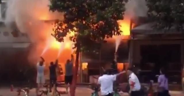  大火|成都一中餐馆突发大火，消防及时扑救