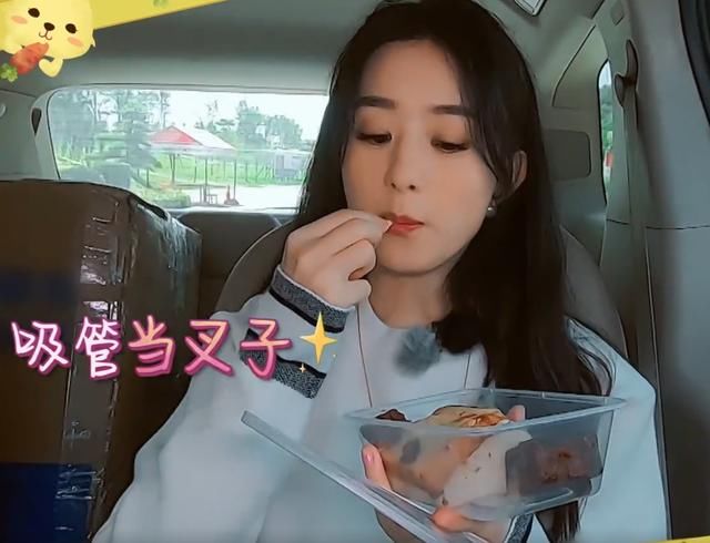  否认|赵丽颖被问是不是吃货，斩钉截铁做出否认，随后举动看呆观众