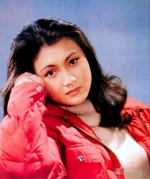  玻璃|曾经绝美容貌遭人嫉妒险被玻璃渣子毁容，如今却自行整成网红脸？