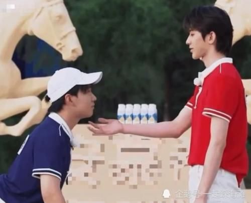  吴宣仪|《跑男8》路透合照，蔡徐坤和吴宣仪同框时的站姿，我没看错吧！