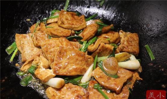  点名|豆腐这样做太香了，拿肉都不换，好吃又下饭，全家三天两头点名做