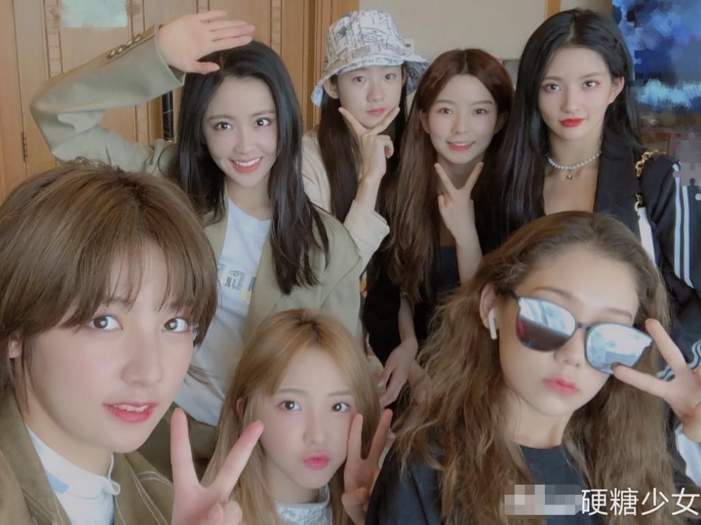  合照|硬糖少女搬新家抱团之势明显，希林气鼓鼓夹中间，刘些宁懒得理