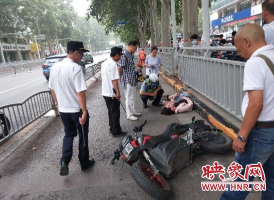 电动车|电动车超速撞掉轿车“前脸” 围观群众来评理