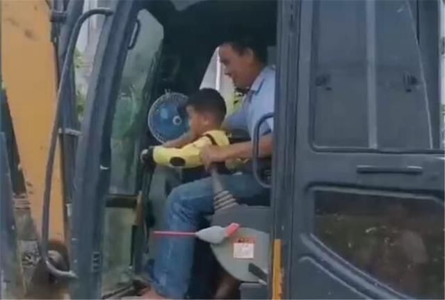  挖掘机|萌娃近距离看挖掘机，被司机叔叔抱进驾驶室，网友：人生赢家