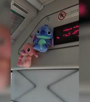 玩偶|一车顶都是玩偶！为了给乘客解压，这辆公交车的司机出奇招