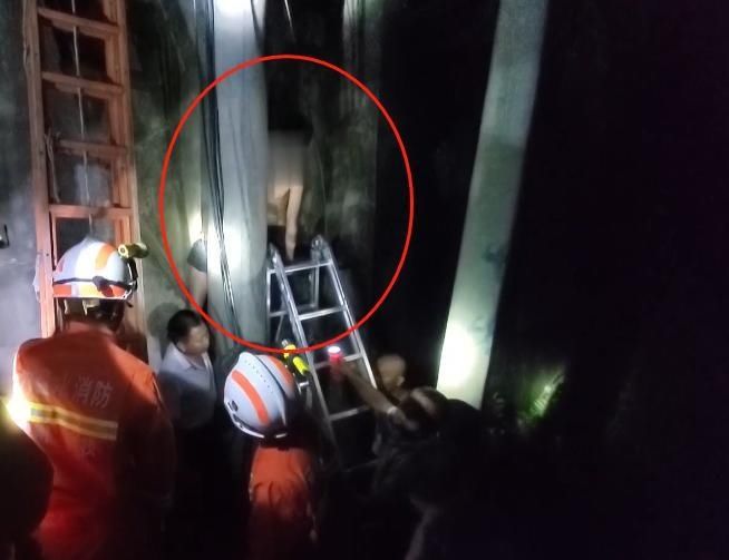  缝隙|学生深夜翻墙出校园，结果被卡在缝隙四小时！路过市民托举报警