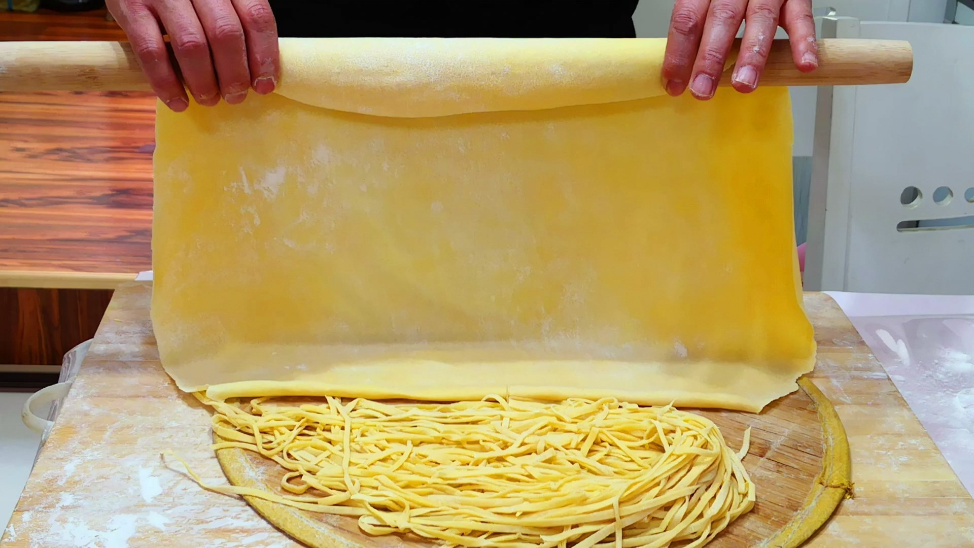 面粉|做手擀面,到底要不要加碱和盐以前没注意,难怪面条不香不好吃