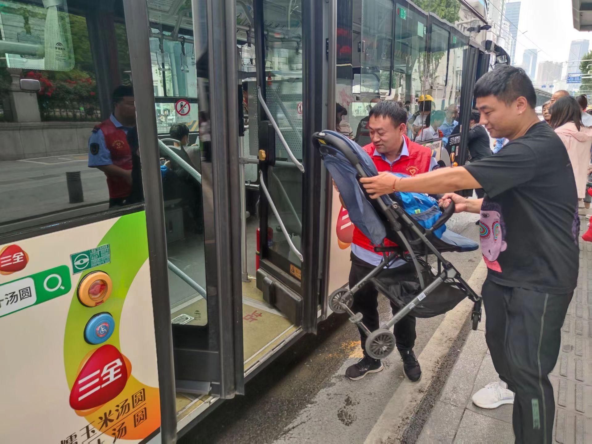 “五一”小长假出游火爆，武汉公交有力护航