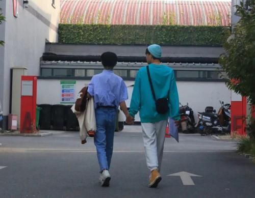  十指|《青3》面试路透，两弟弟走路牵手十指相扣，赛前就自组CP，为事业太努力