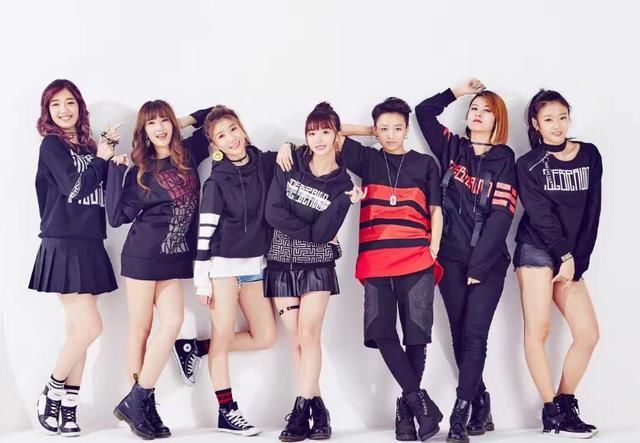  女团|The9刘雨昕出舞台事故，用力过猛甩掉麦继续唱，女团假唱第一名？