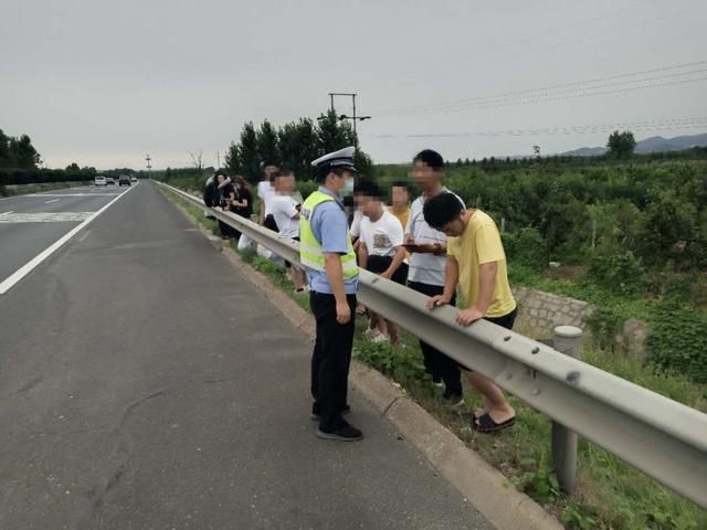  抛锚|新人来青岛拍婚纱照 车辆抛锚被困高速公路