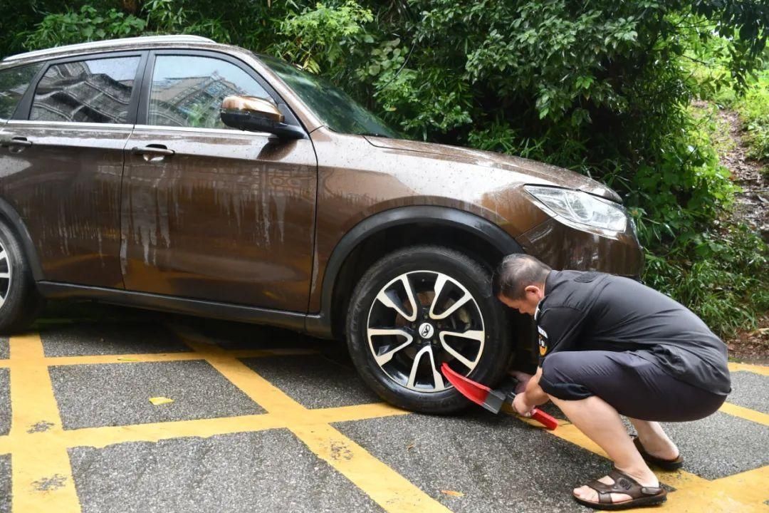 消防车通道|一辆白色私家车占用消防通道，被处罚款200元！