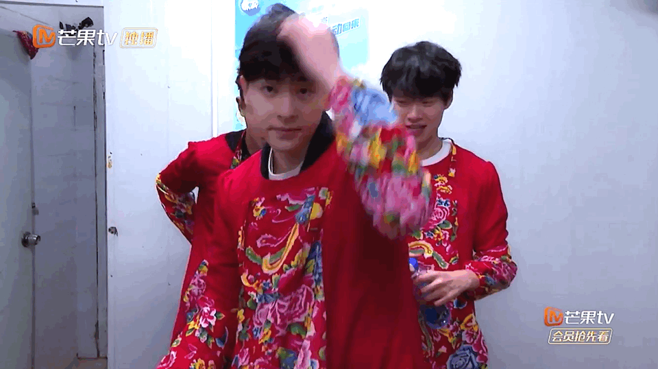  偶像|综艺史上最怂嘉宾，邓伦偶像包袱沉重，比杨幂还爱照镜子的男人