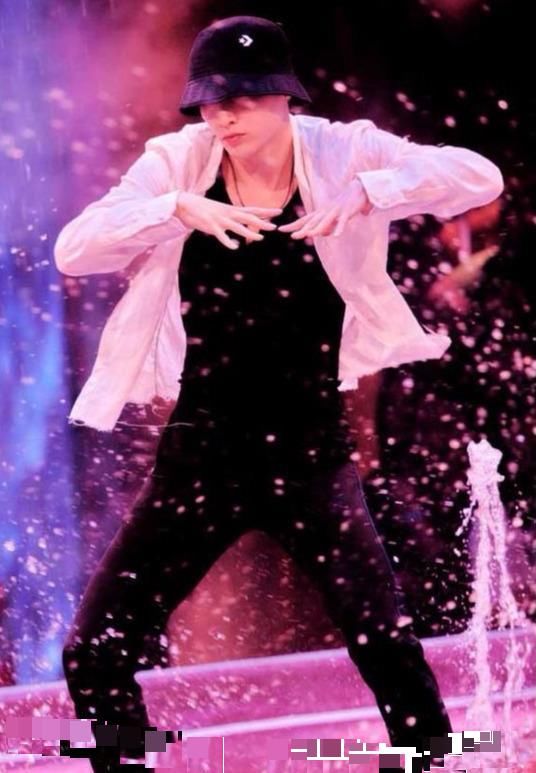  张艺兴|张艺兴当队长送鞋送包送衣服，想去报名参加节目了被淘汰也值啊