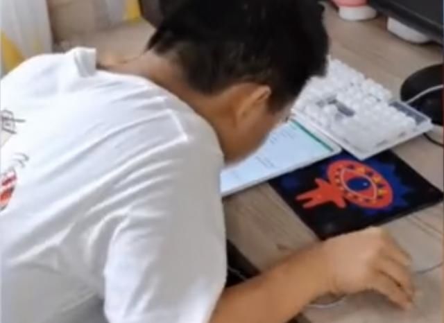  榜样|15岁脑瘫少年用嘴写2万字剧本，网友：这才是真正的榜样