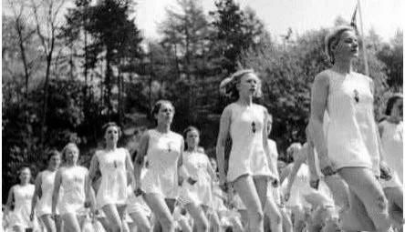 二战中|一组老照片；苏军俘虏第一位德国元帅及苏军入侵布拉格