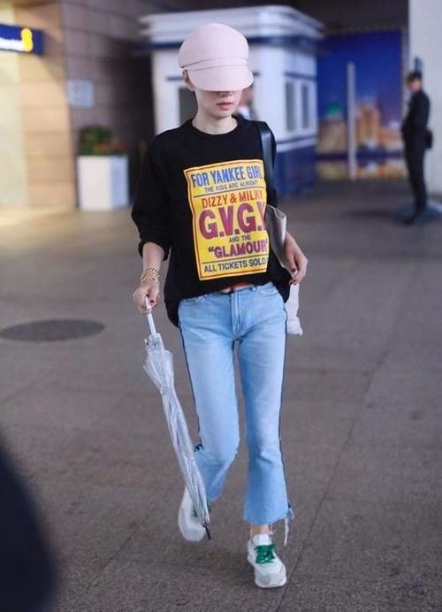 马伊|马伊琍带俩女儿现身机场,穿大妈七分裤还踩平底鞋,腿短了一半!