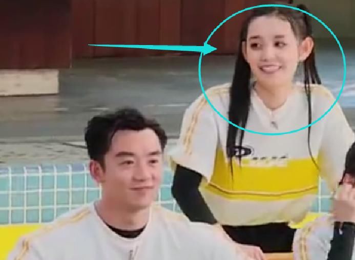  男团|蒋依依和跑男团一起下水，看清她花妆后的颜值，确定有19岁？