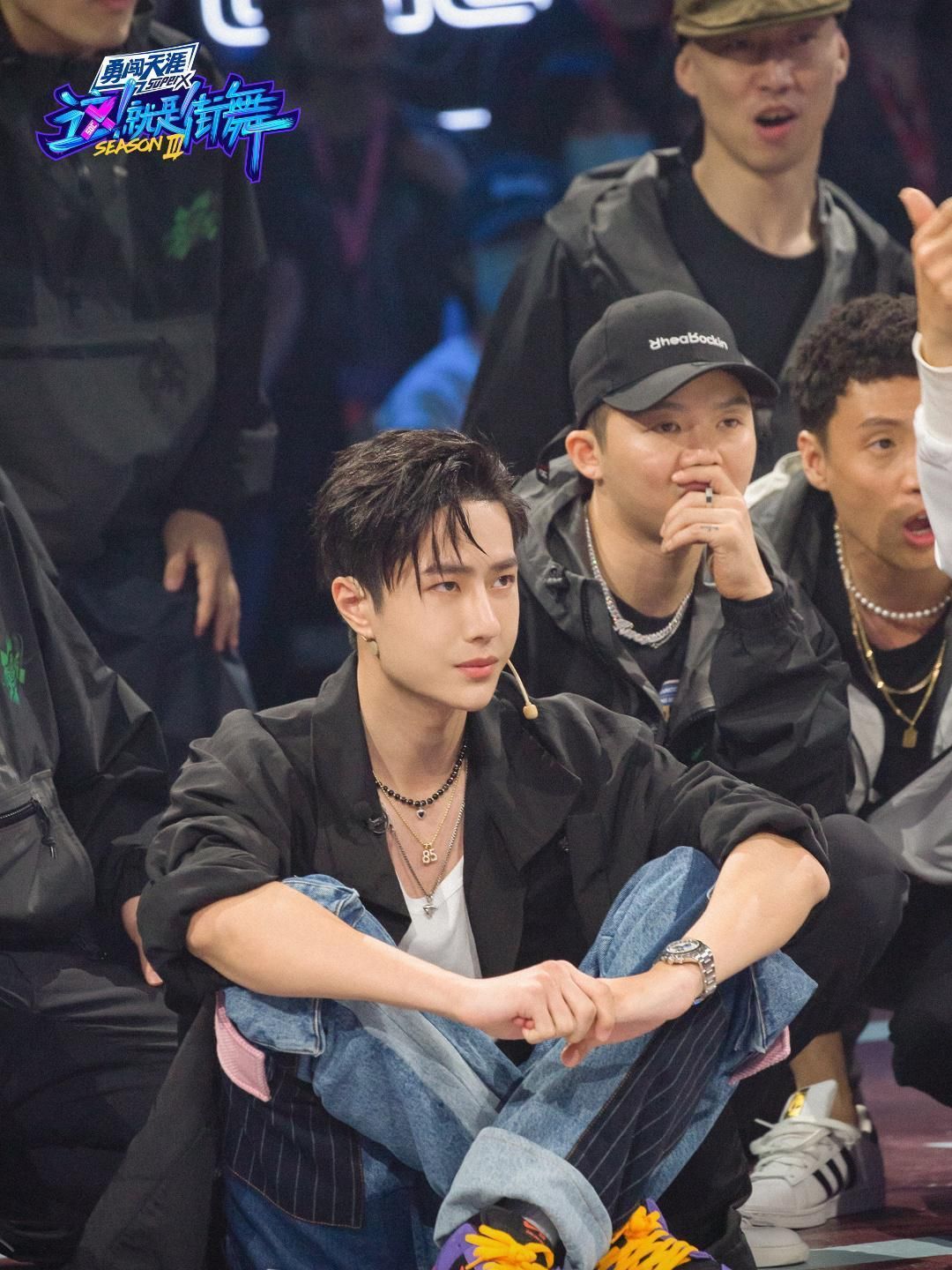  王一博|王一博张艺兴街舞比拼好评如潮，新时代偶像不是贬义词，他们也能得到更多尊重