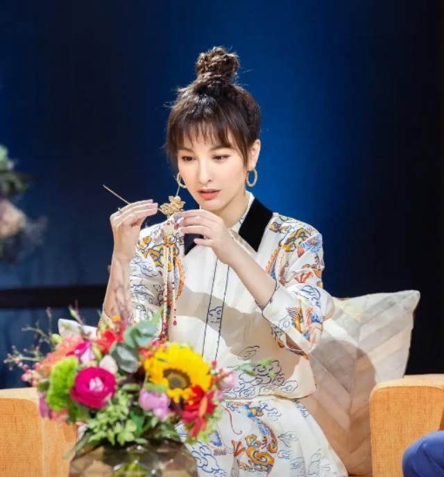  端庄|被37岁吴昕惊艳到了，穿云锦龙纹连衣裙，端庄典雅，宛如画中人