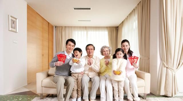 孩子|善良老人生育一儿一女，存款全部留给儿子，女儿不满，众人：难解