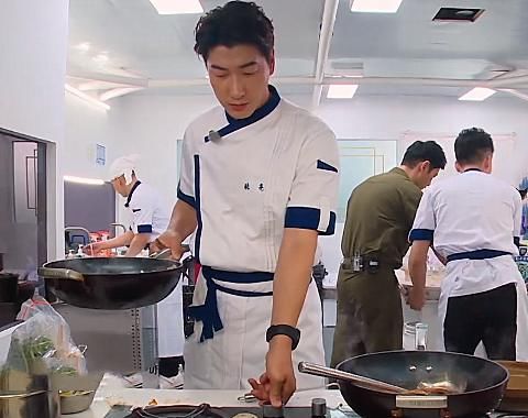  张亮|《中餐厅》灶台无法生火时，张亮的做法亮了，真是意料之外的惊喜