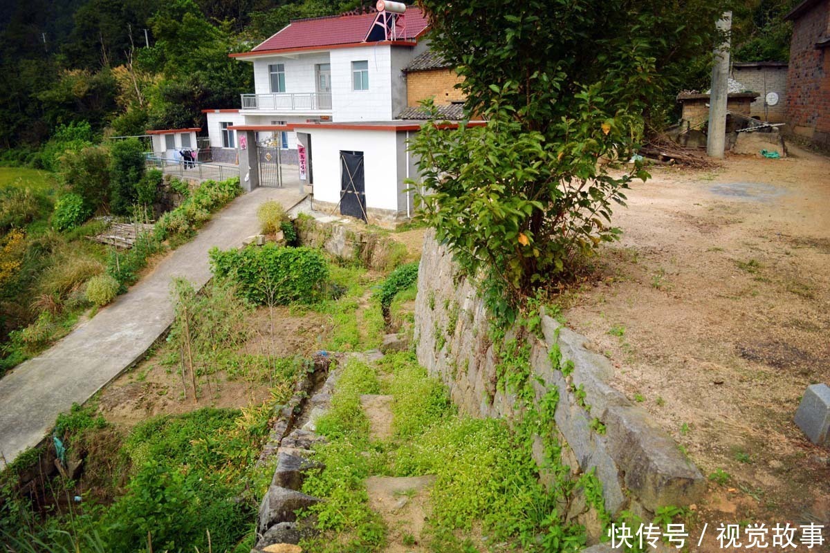 修路|古稀老人住土砖屋40年，5年建8米高石坝，三天两头“修路”