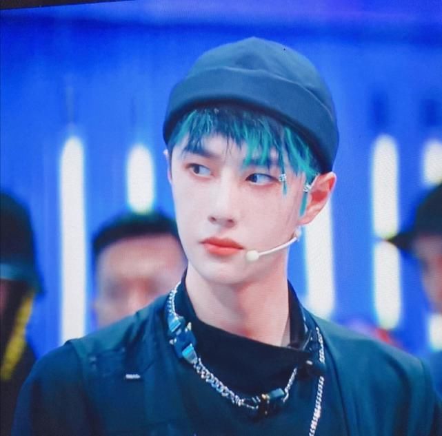  卖力|莲龙出海张艺兴，雨中飞跃王一博，爆衣卖力水舞台，引爆热点！