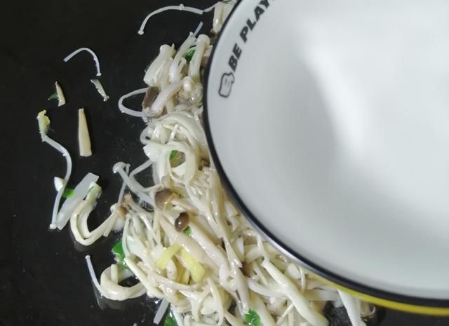 窍门|适合夏天喝的汤,豆腐三菌汤,三个窍门,鲜香嫩滑,好吃开胃下饭