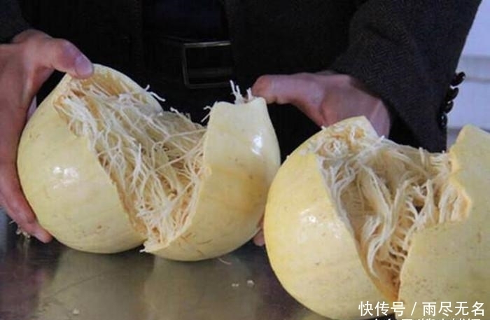 切开|男子出差回家, 看到桌子上有几个甜瓜, 切开后里面都是面条