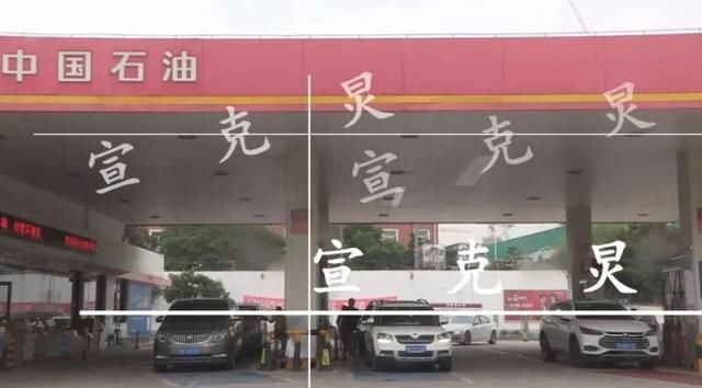  加油站|特斯拉失控冲进加油站，撞伤2人撞坏3车！肇事车主：我也不知道怎么回事