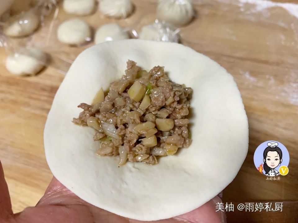 香菇|手把手教你做“香菇鲜肉包”发面技巧和拌馅方法全奉送，暄软好吃