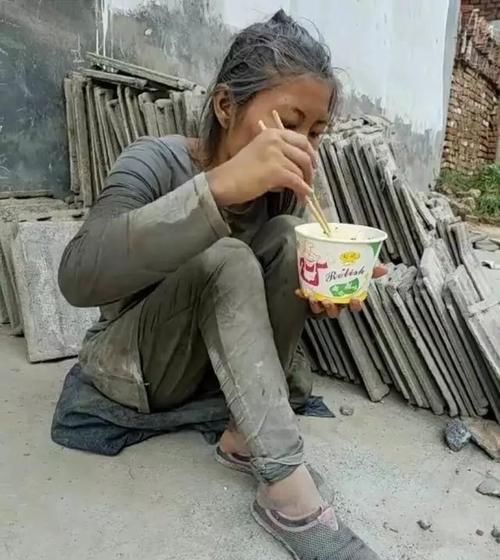 设有|卖惨成网红的“水泥妹”，现实住别墅潇洒自如，好的人设有多重要