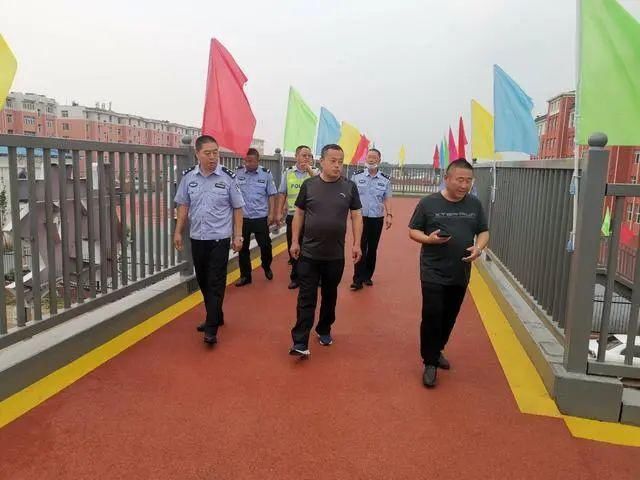  暑期|关注暑期交通安全 | 小城里第一座过街天桥……确保学生交通安全