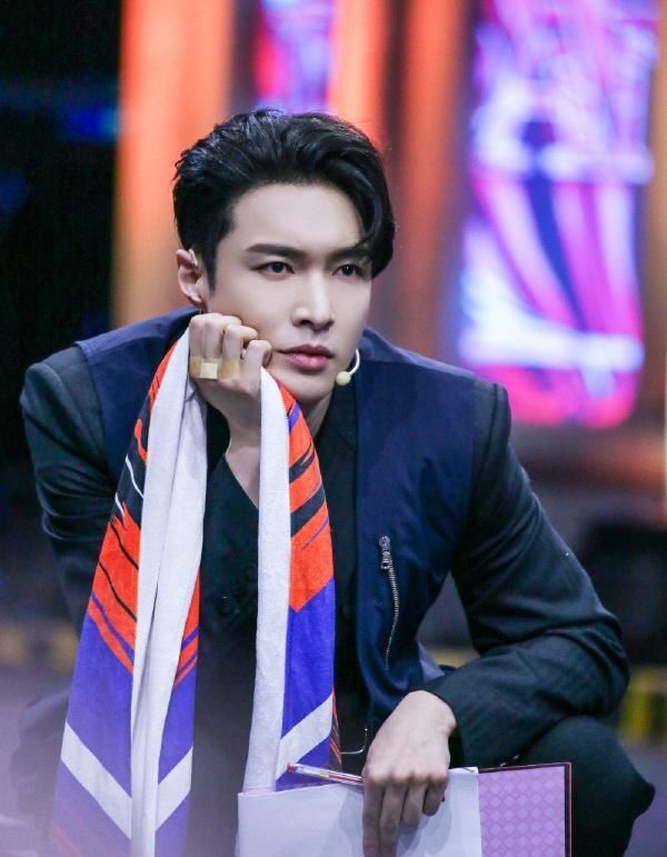  粉丝|布布看王一博队长大秀，全程专注看完还鼓掌，粉丝：舞到偶像面前