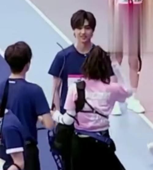  直呼|焉栩嘉徐梦洁被曝恋情！节目现场当众亲吻？网友直呼：毁三观！