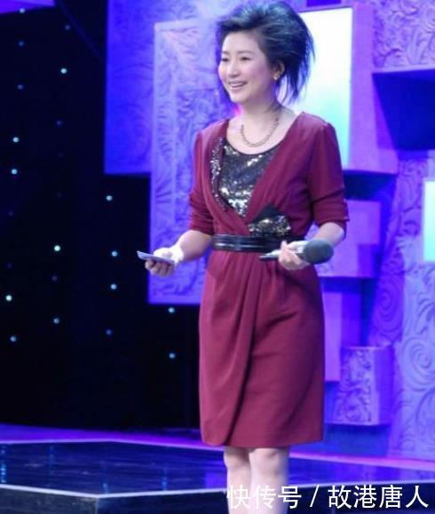  王小丫|52岁央视主持王小丫近照，表情很严肃，发福胖的认不出