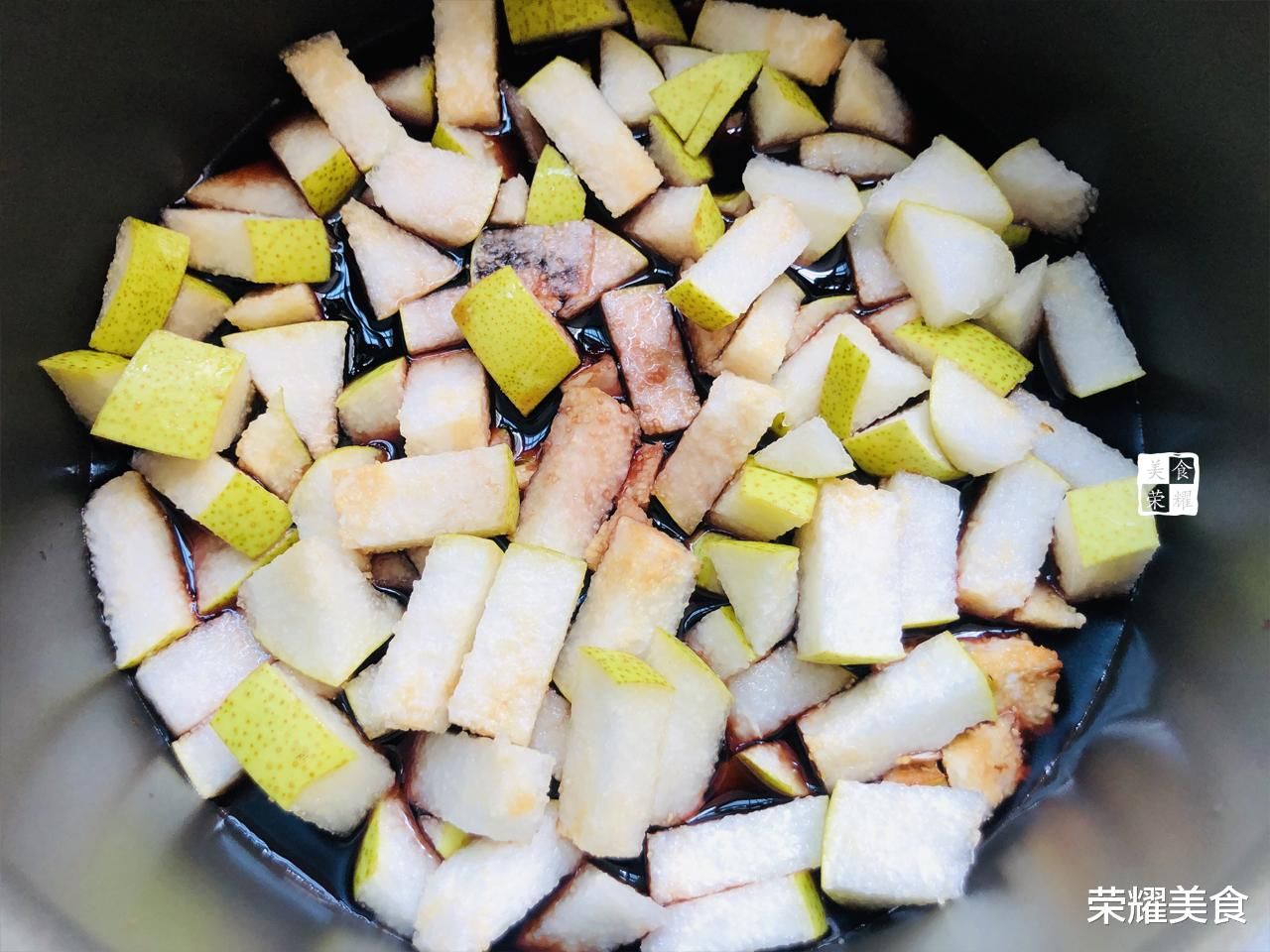  标配|秋天降秋燥，梨子是标配，加点红酒炖一下，效果会更好，不懂可惜