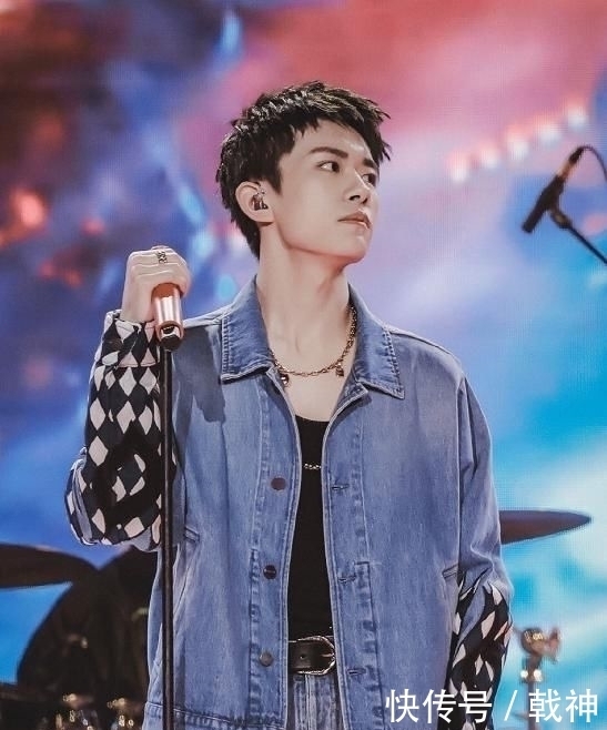 吴磊易烊千玺穿同款,身高1米8和1米7,差距