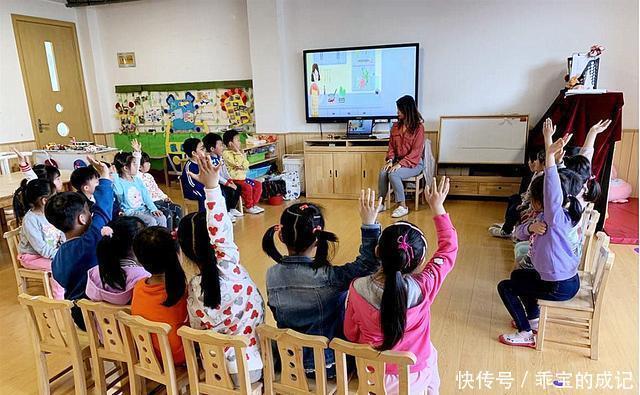 报警|公交车上男孩高喊肚子痛,母亲查看后报警,乘客:“孩子真机灵”