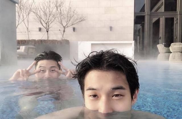  与崔宇植|朴叙俊出演《暑假》引热议！崔宇植对其撒娇：我就喜欢和哥一起睡